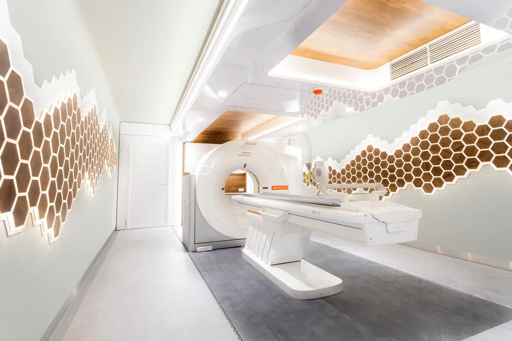 Mobiele CT-scan unit interieur foto - foto Mike Tekst & Beeld